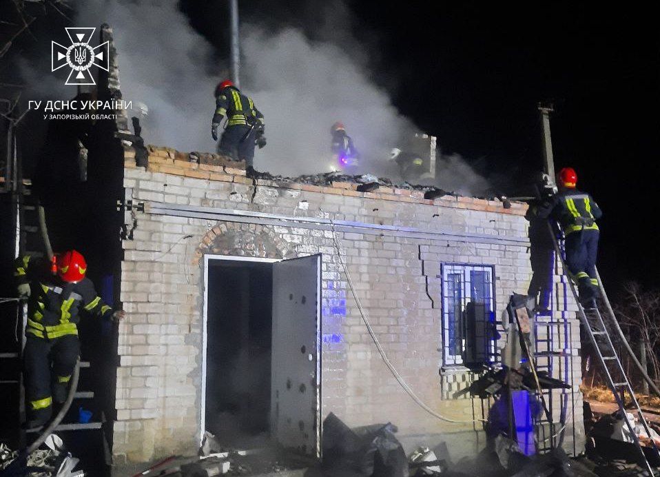 У Запорізькій області через пічне опалення згорів дачний будинок - фото