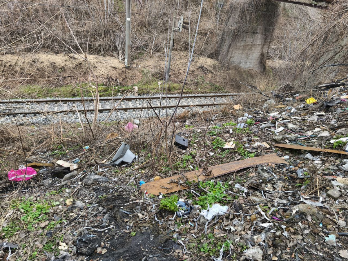 В одному з районів Запоріжжя сміття скидали біля житлового будинку (фото)