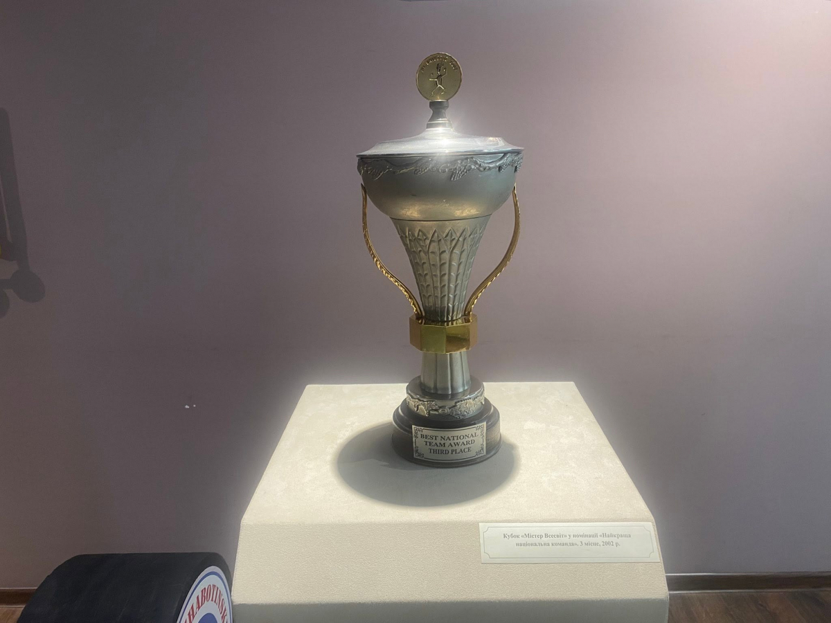 «Більше ніж сила»: у Запоріжжі чемпіон з бодібілдингу презентував унікальну експозицію (фото)