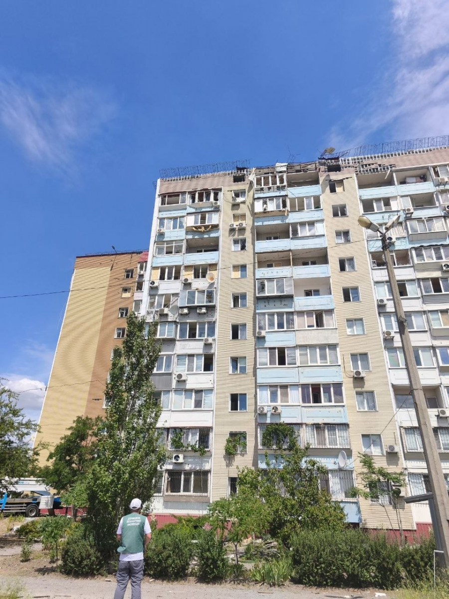 «Будинок весь хитало»: мешканці Космічного району Запоріжжя розповіли, як пережили удари КАБів (фото)