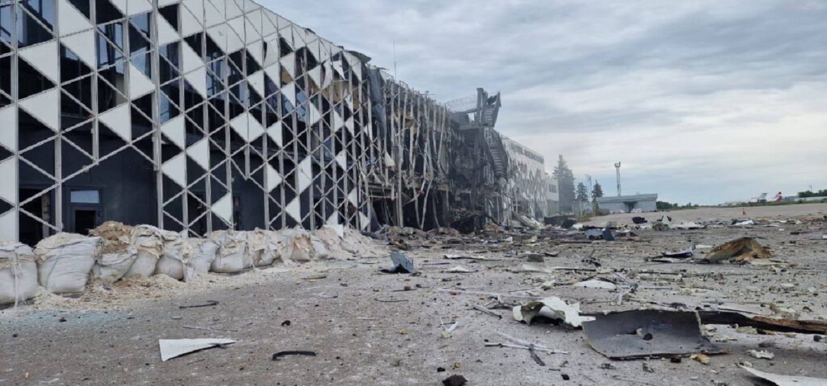 Термінал зруйнований - росіяни вдарили ракетою по запорізькому аеропорту (фото)