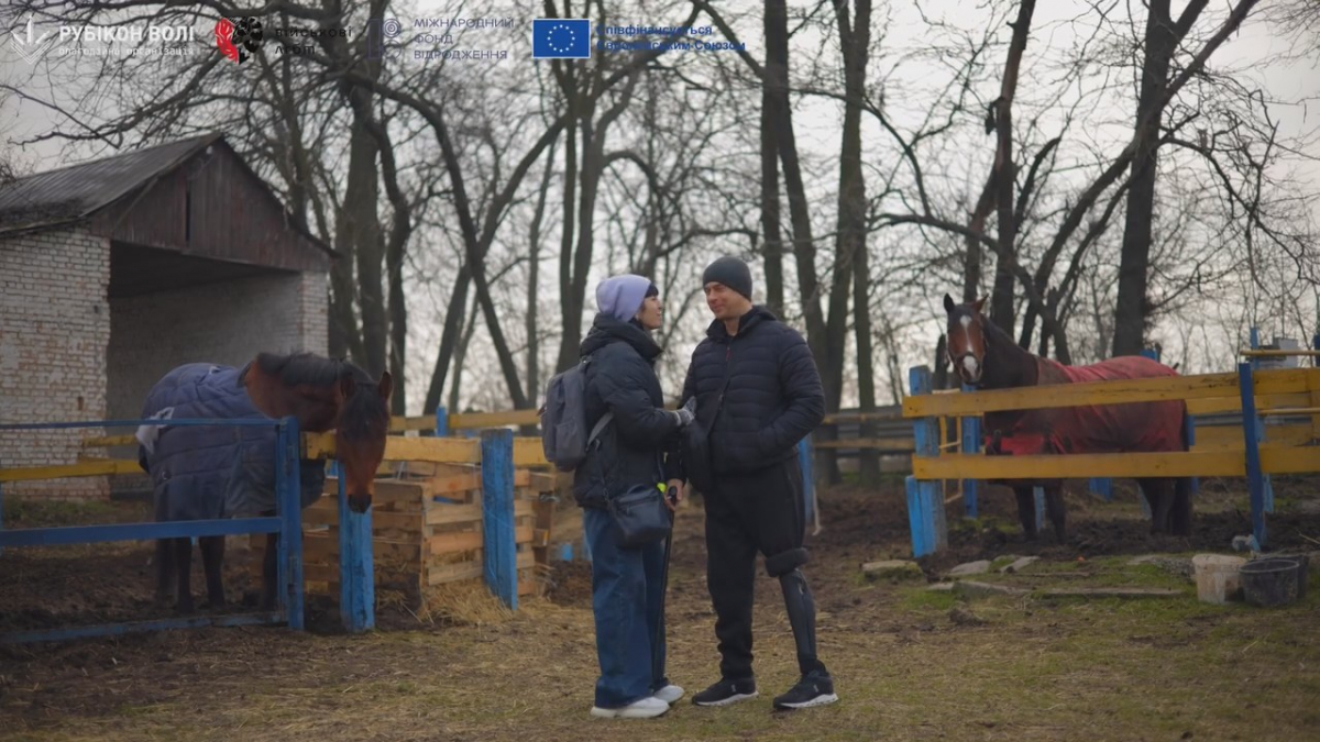 Ветерани на конях: у Запоріжжі благодійники запустили проєкт відновлювальних занять з іпотерапії (відео)