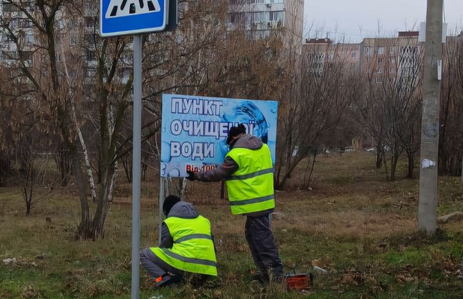 Встановили без дозволу - у спальному районі Запоріжжя демонтували два десятки рекламних конструкцій