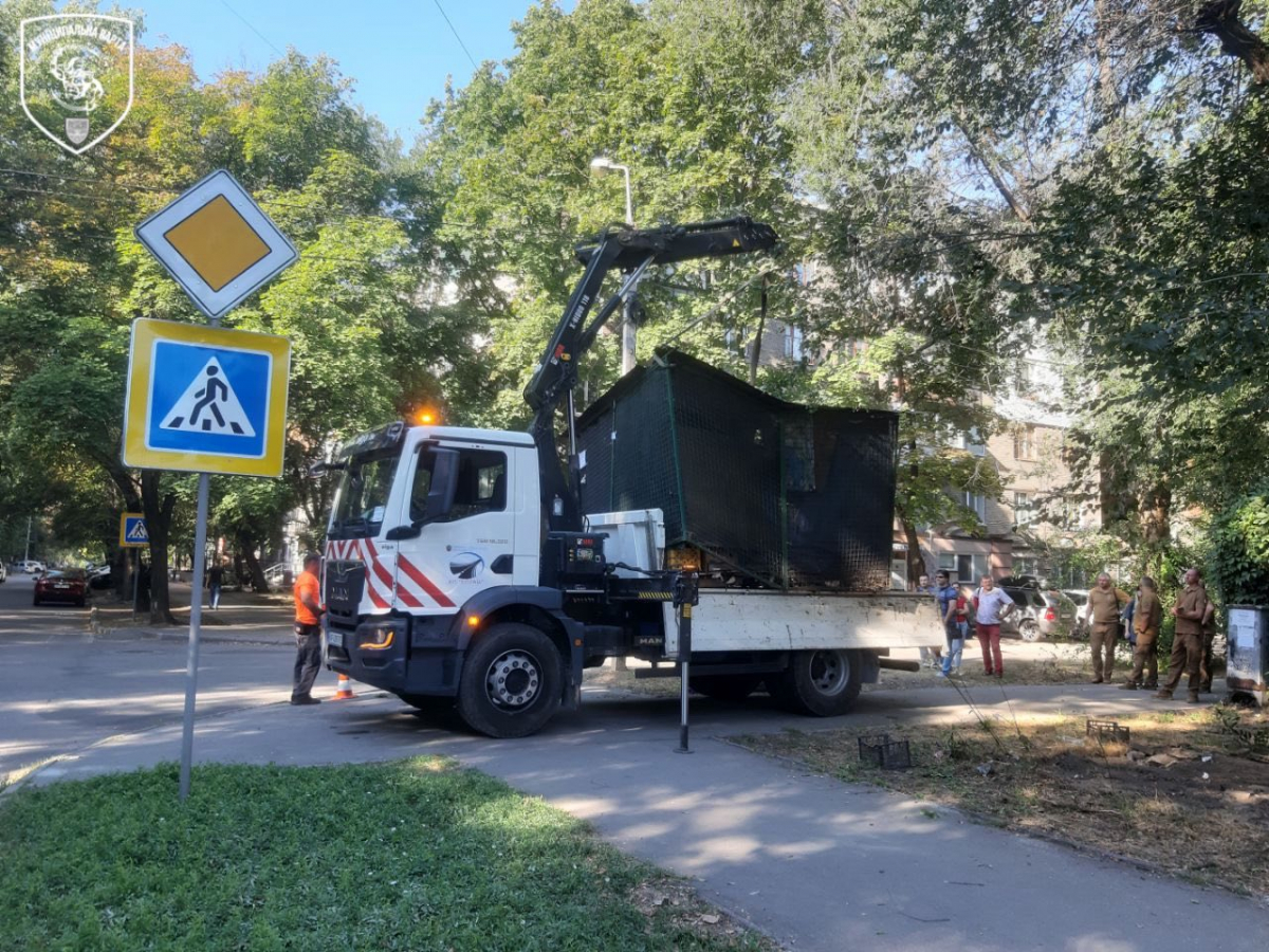 Прибрали металеву клітку з перехрестя - у Запоріжжі знесли незаконну торгову точку (фото)