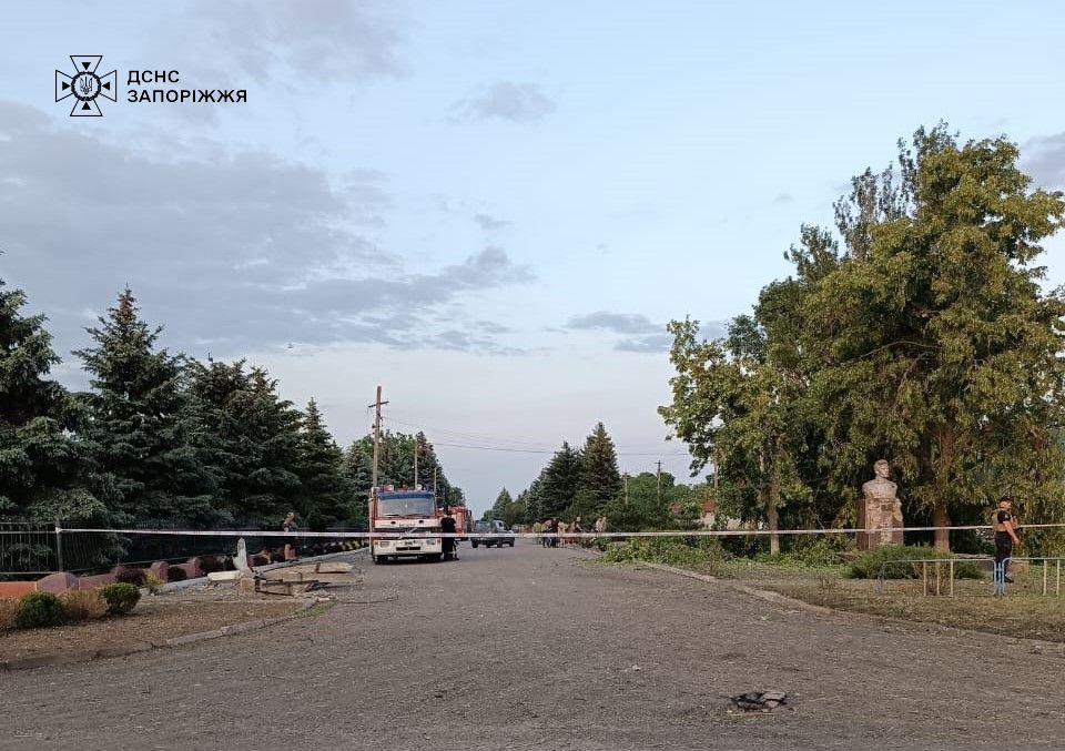 КАБами по магазину - рятувальники показали місце авіаудару на Запоріжжі, де загинули троє жінок (фото)