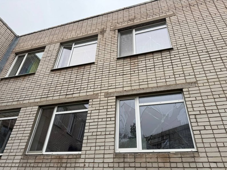 "Здавалося, що просто будинок сиплеться" - у Запоріжжі очевидці розповіли про пережиті хвилини жаху та наслідки атаки (фото)