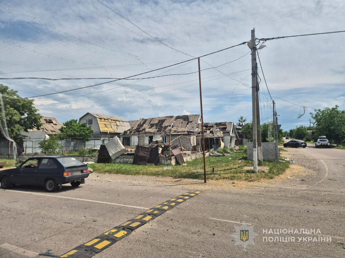 Ворог вдарив КАБами біля зупинки з людьми в селищі Балабине Запорізького району: подробиці трагедії (фото)