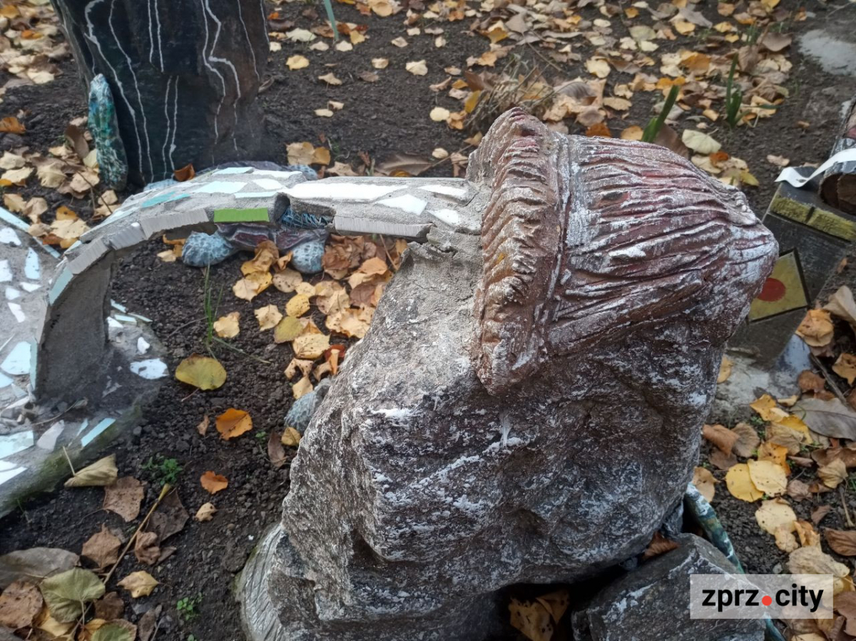 Казковий какаду, метелик і черепаха - запоріжець створив біля зупинки незвичайну зону (фото)