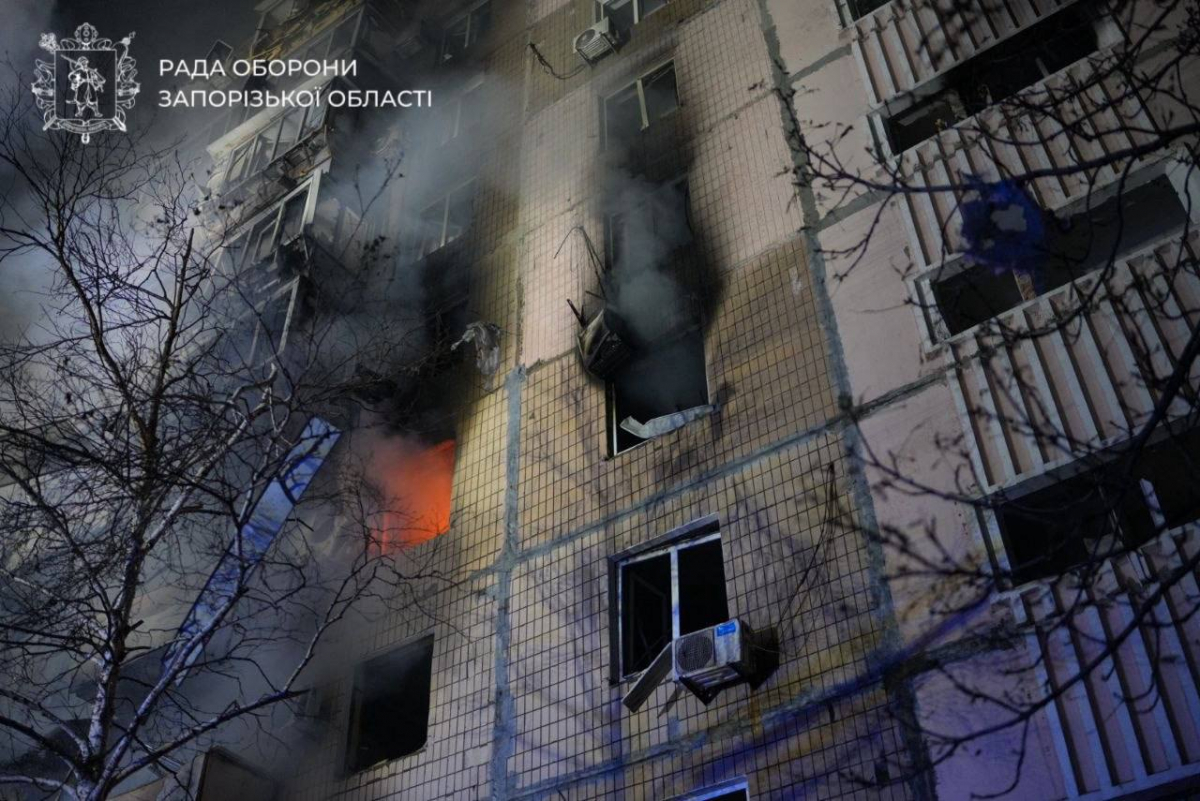 Вночі ворог атакував Запоріжжя - є постраждали, пошкоджені багатоповерхівки, торговий центр та виш (фото, відео)