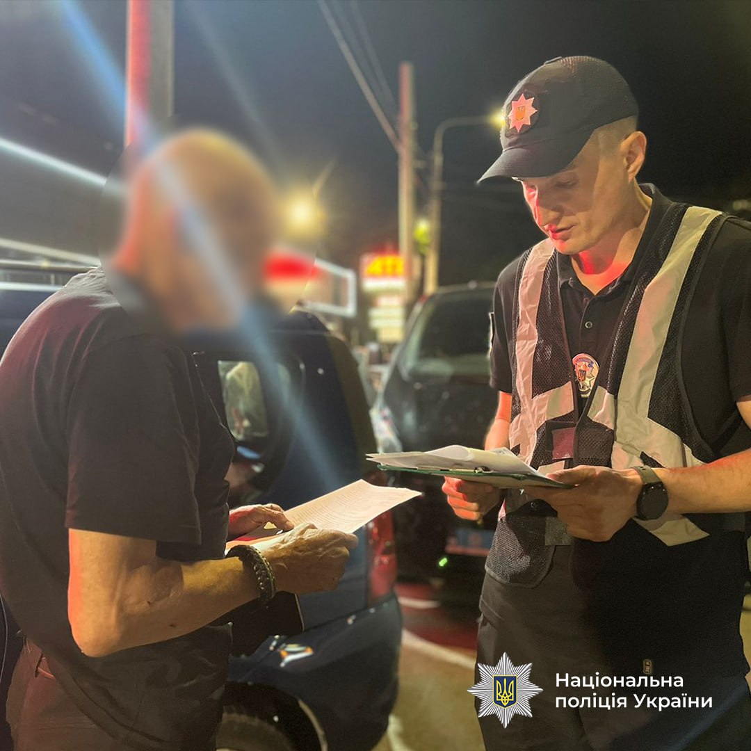 Зухвалі наркоторговці перевозили заборонене на авто з шашечкою"таксі" та робили "закладки" у формі поліцейських - фото, відео