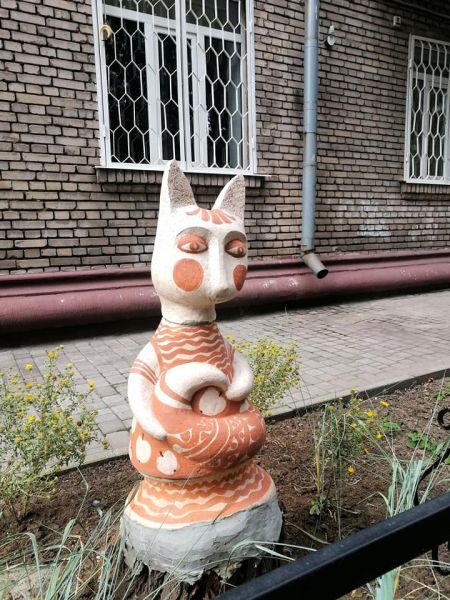 Територію біля запорізької школи прикрасили керамічними скульптурами - фото