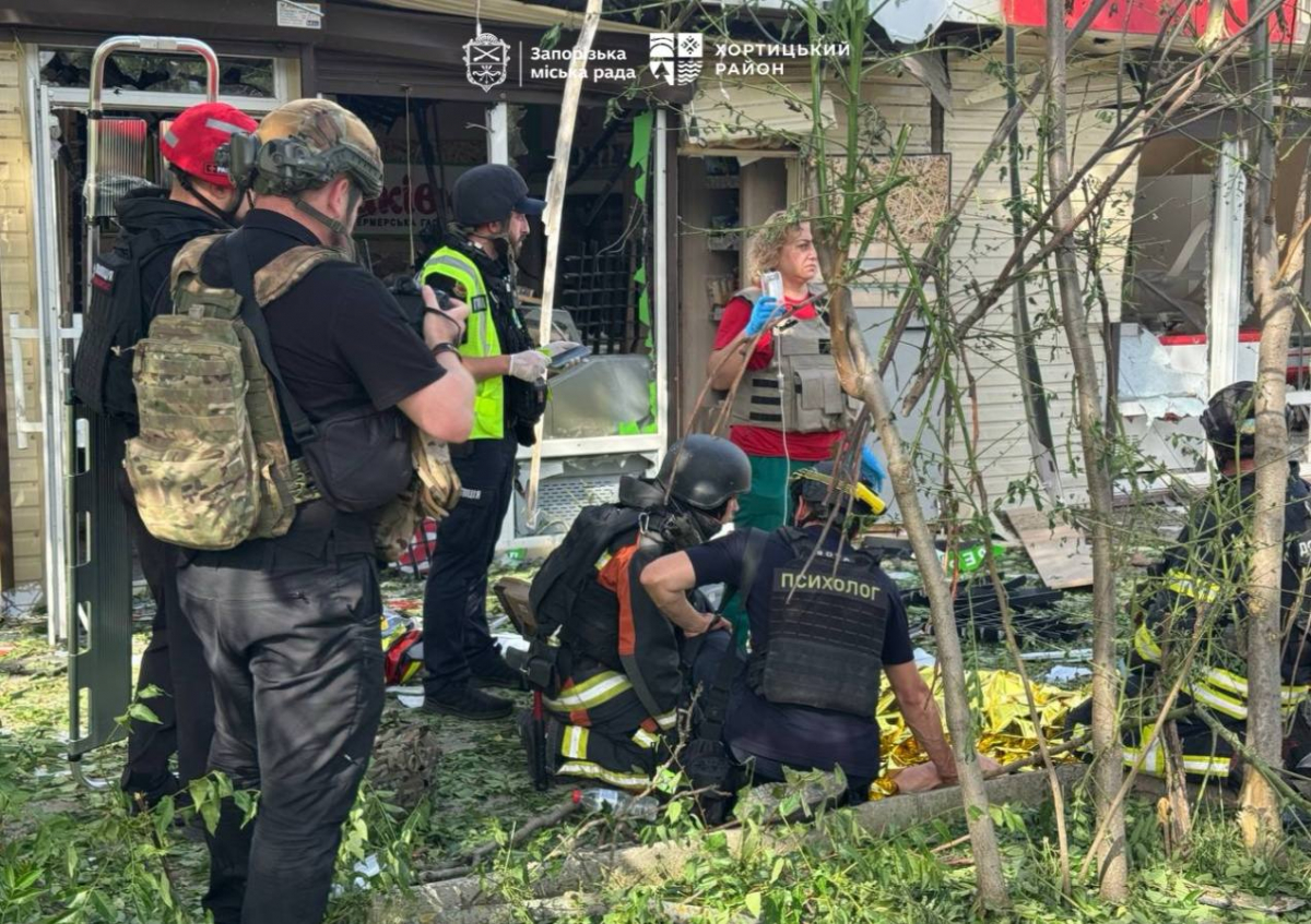 Кількість поранених збільшилась: що відбувається на місці ворожого удару по зупинці у Запоріжжі - фото