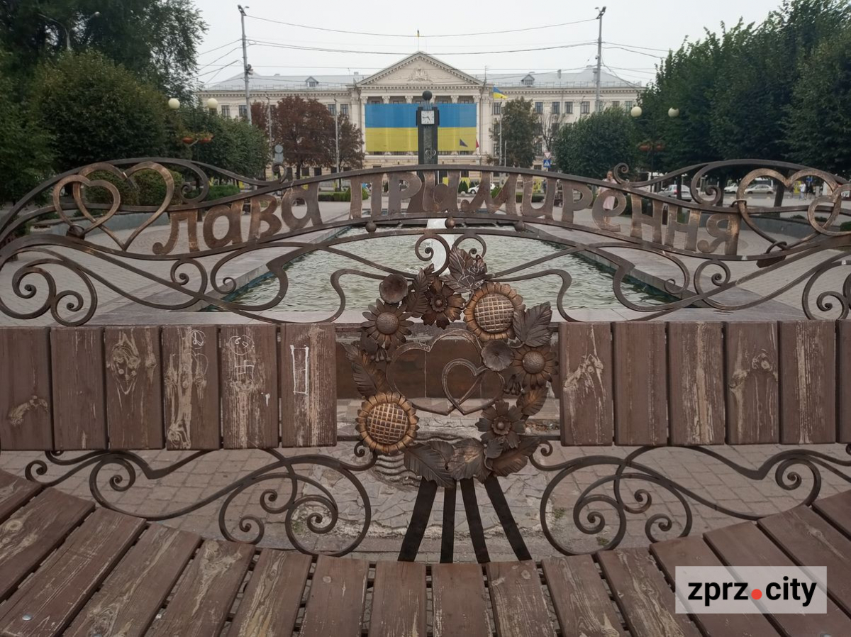 Сьогодні комунальники миють один з фонтанів в центрі Запоріжжя - фото