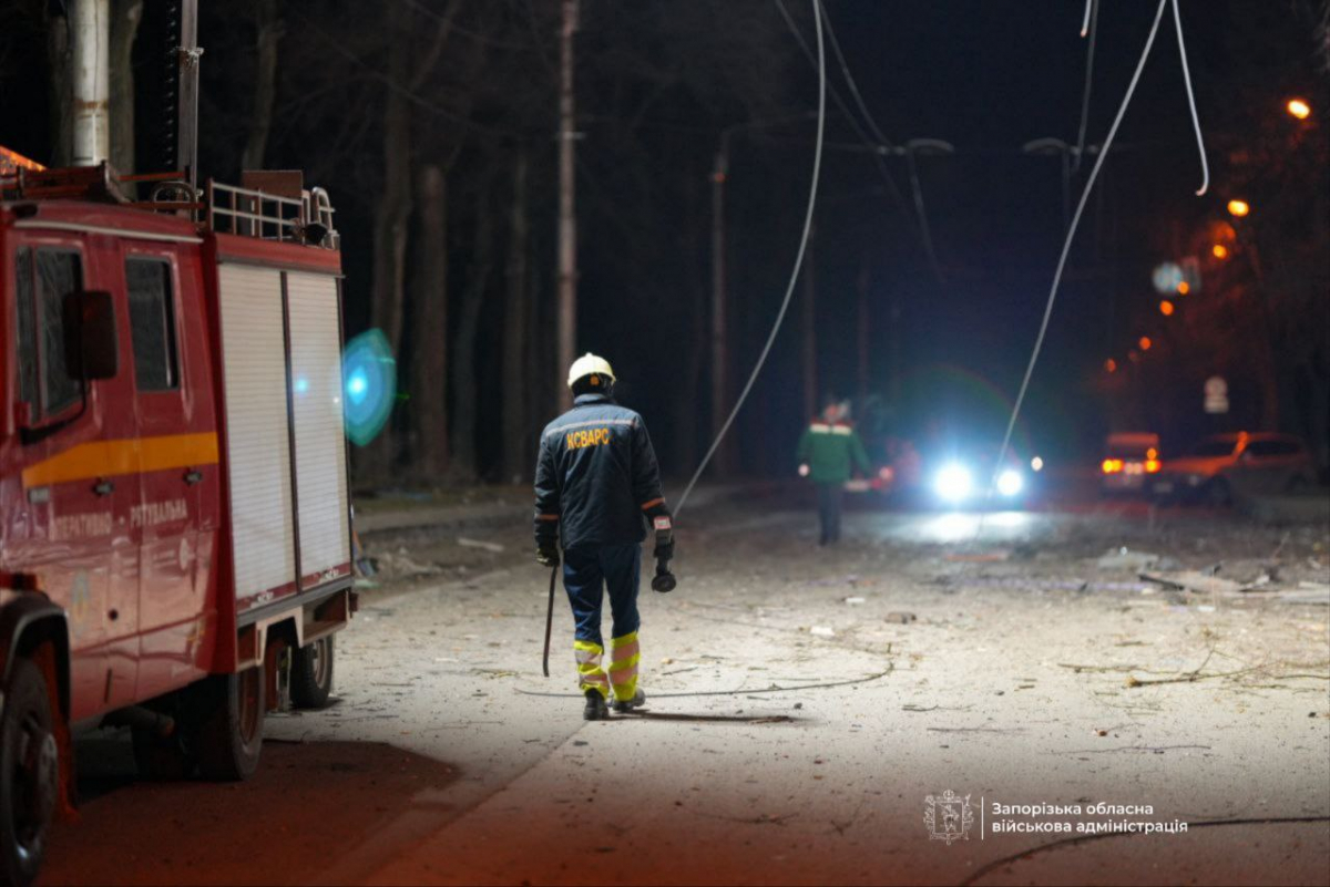 Друга атака за вечір: у Запоріжжі російський дрон пошкодив багатоповерхівку, є поранений (фото)