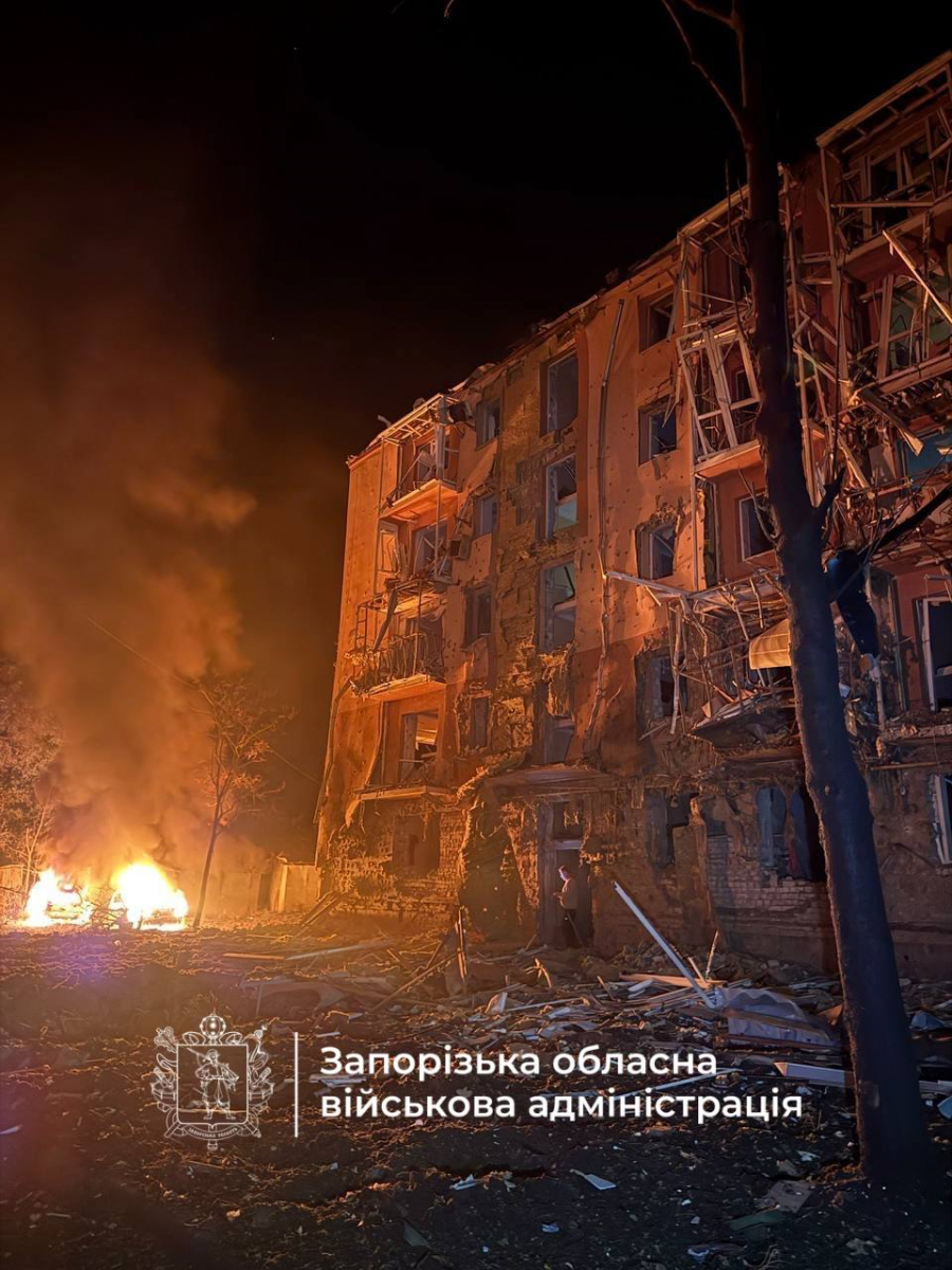 Будинок обстріляли вже вчетверте: у Запоріжжі внаслідок ракетного удару поранено п'ятьох, серед них дитина (фото, відео)