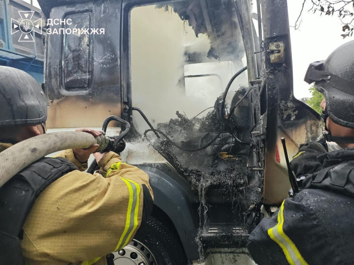 Шість ракет вдарили по Запоріжжю: внаслідок атаки постраждали люди (фото, відео)