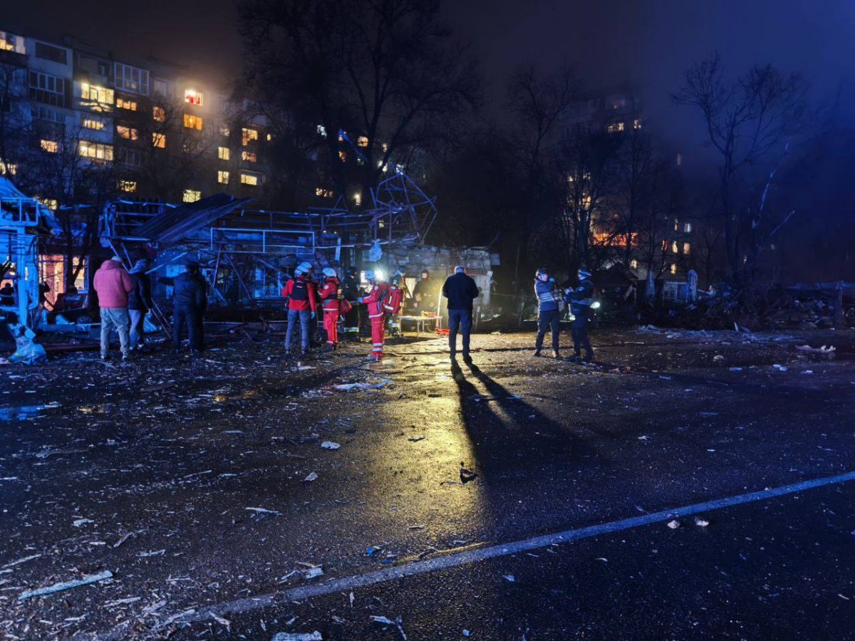 Наслідки нічного ворожого авіаудару - екологи обстежили місце атаки в одному з районів Запоріжжя