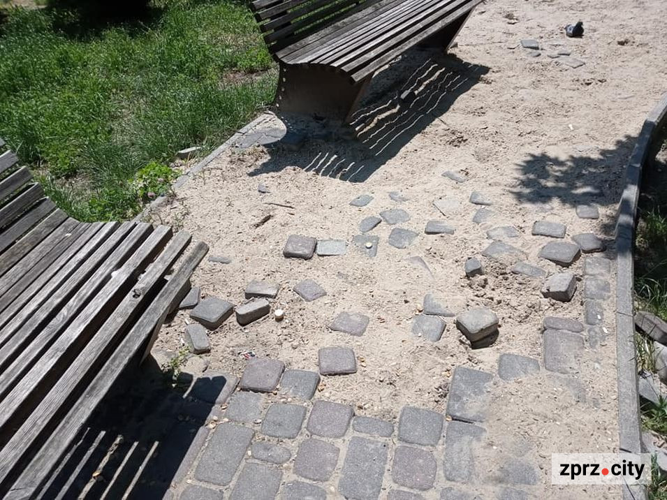 Поламані лави, зруйновані доріжки – як виглядає перейменований запорізький парк, фото