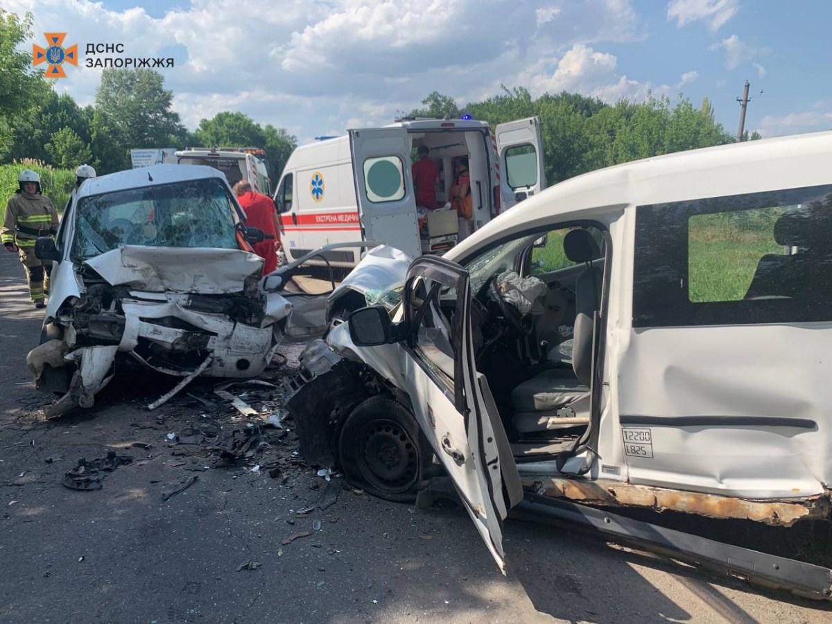 Жахлива ДТП у Запоріжжі - рятувальники діставали водія з понівеченої автівки