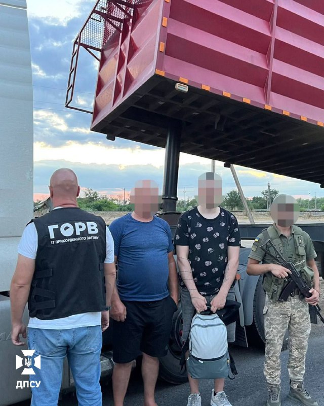 Житель Запоріжжя намагався втекти до Румунії у схованці вантажівки: схему організували батько й син