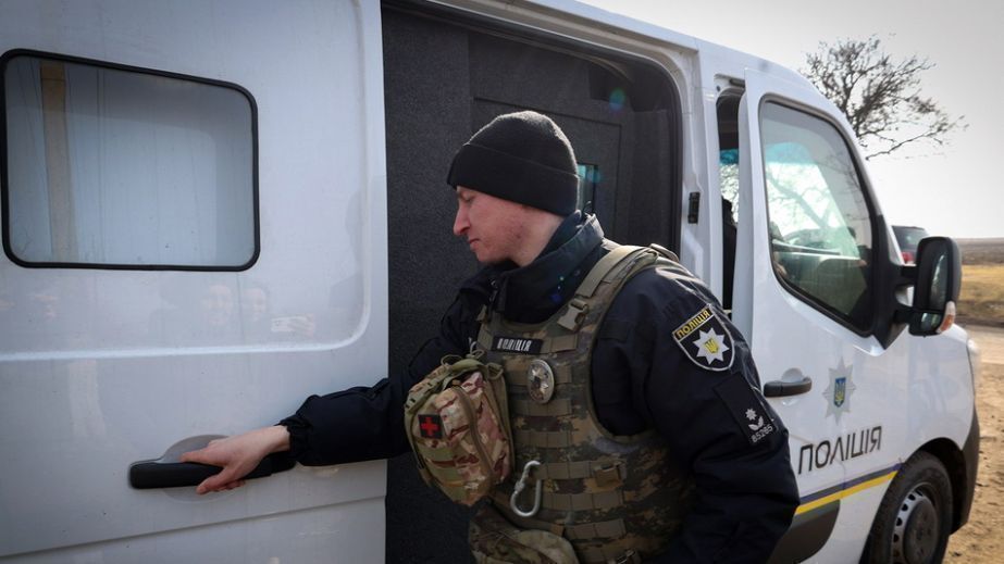 Із прифронтового села Приморське поліція евакуювала двох жінок