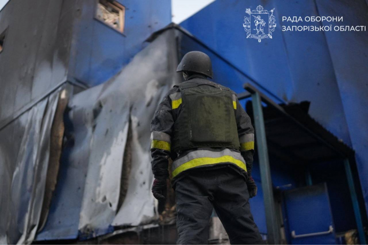 Ударили по Дніпрогесу та торговельному центру: на Запоріжжі внаслідок російських атак є поранені (фото, відео)