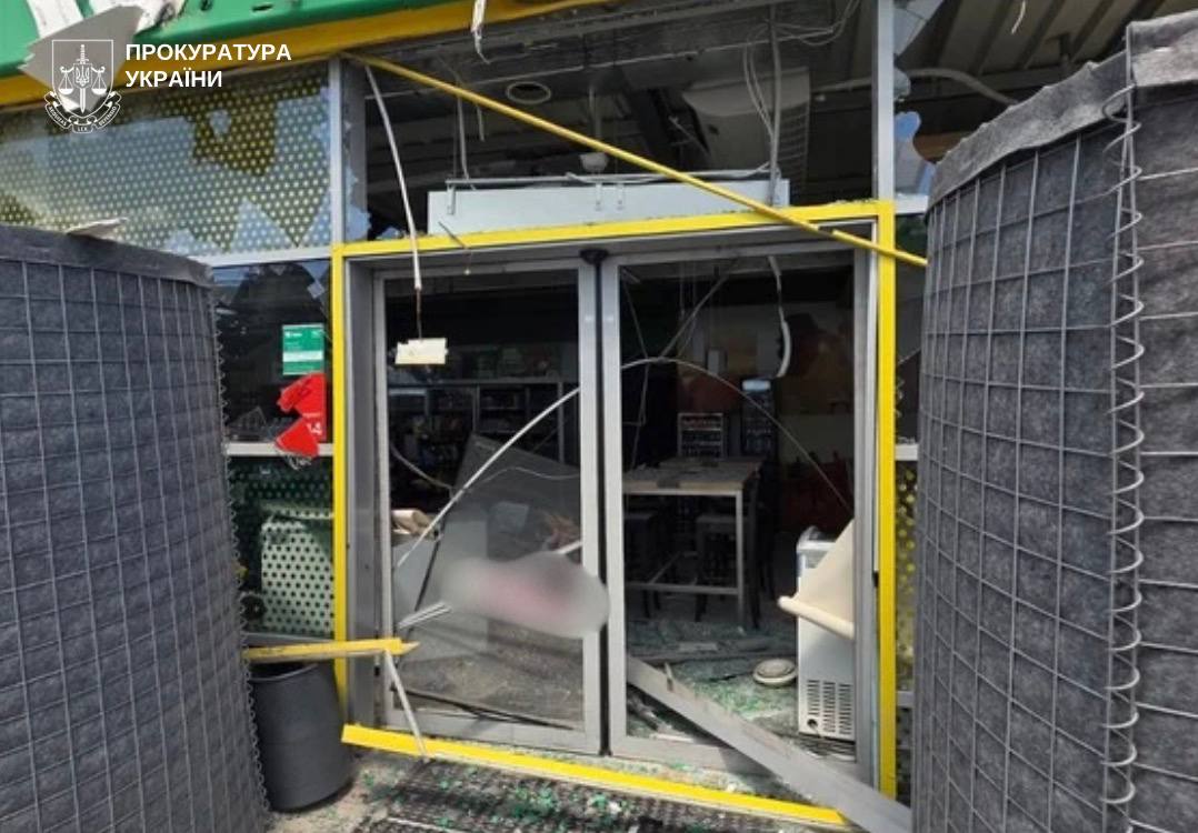 Людина згоріла у авто: армія рф вдарила керованими бомбами по Запоріжжю - що відомо (фото, відео)