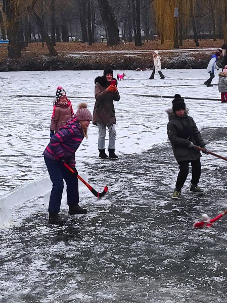 Запоріжці грають у хокей на замерзлому озері в центральному парку - фото