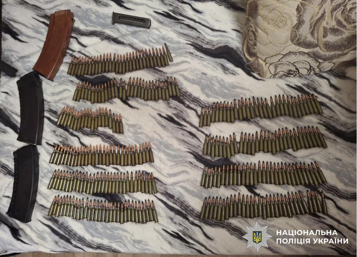 В двері постукали спецпризначенці - у Запоріжжі рецидивіст незаконно зберігав вдома кілька автоматів та купу патронів