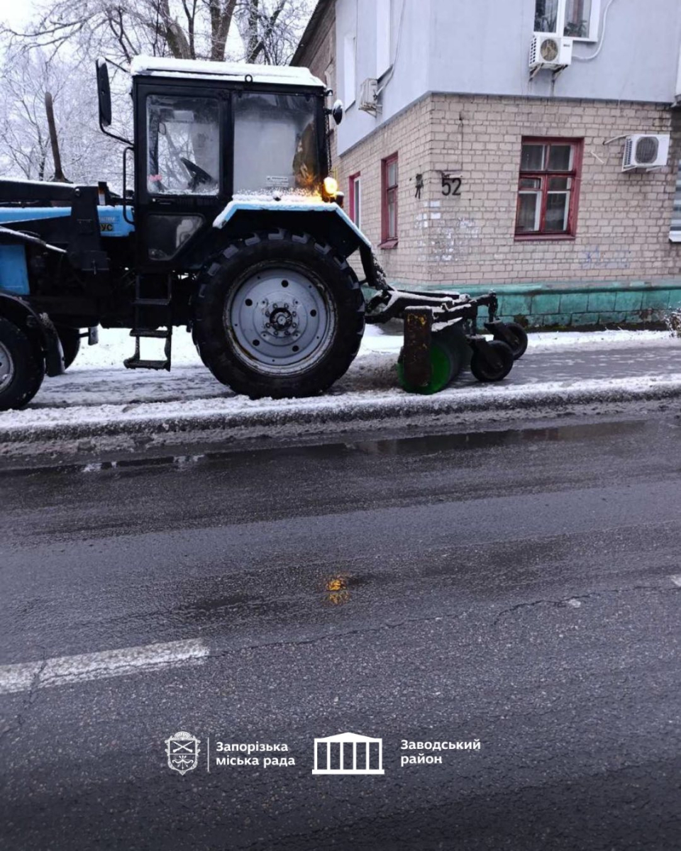 У Запоріжжі почали боротьбу зі снігом - фото перших зимових опадів