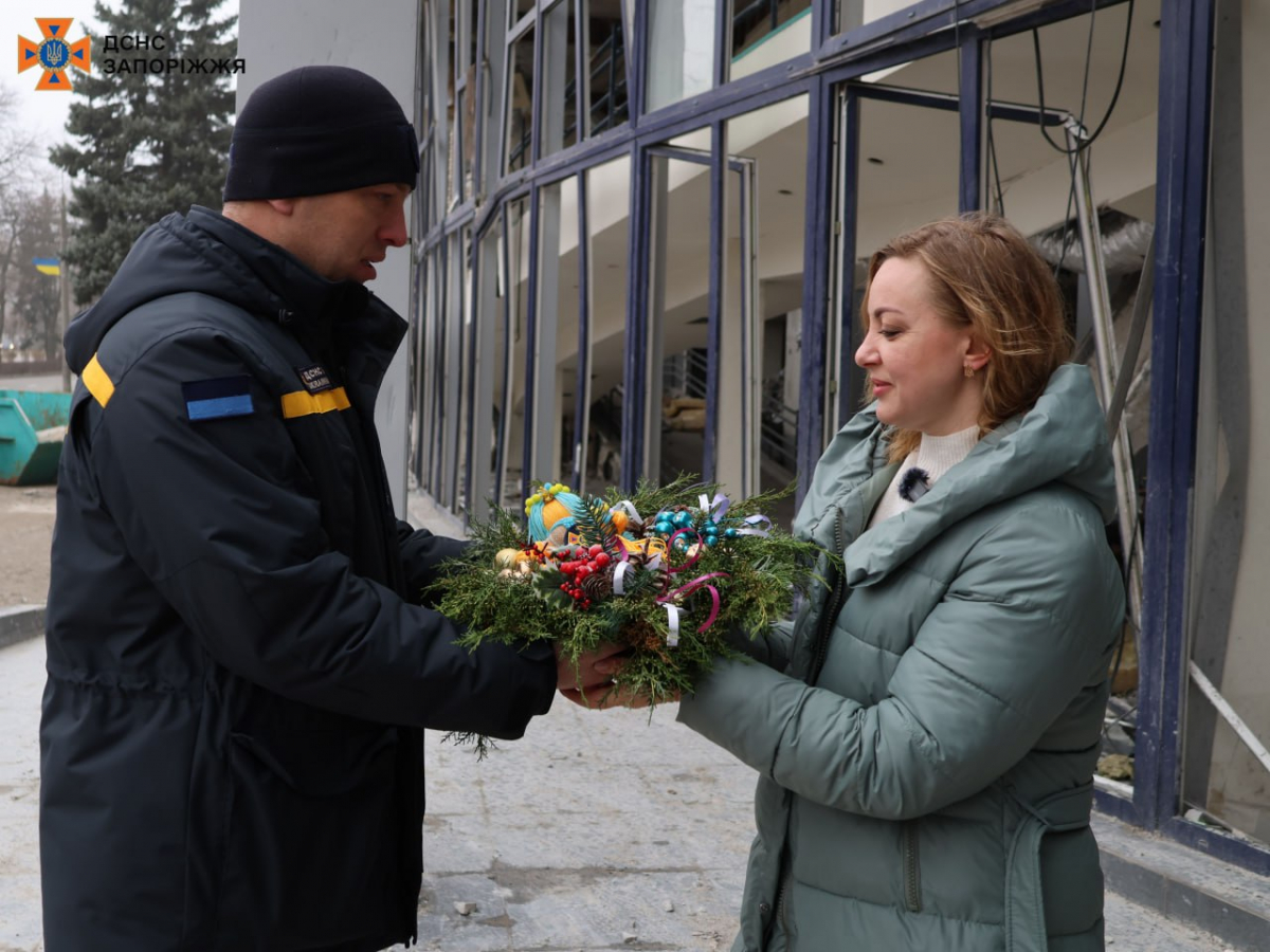 "Промінь світла в суцільній темряві" - лікарка, що вижила під завалами зруйнованого запорізького медцентру, зустрілася зі своїм рятівником (фото, відео)