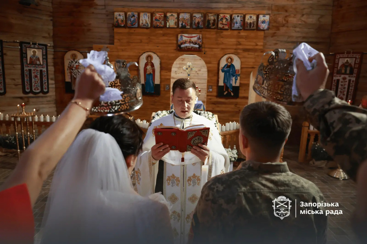 Під шаблями козацької варти: на Хортиці в Запоріжжі обвінчалися двоє українських військових (фото, відео)