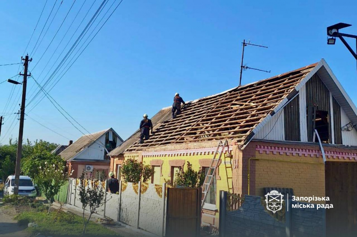 Внаслідок ворожої атаки 30 серпня постраждали будинки у двох районах Запоріжжя - як у місті усувають наслідки