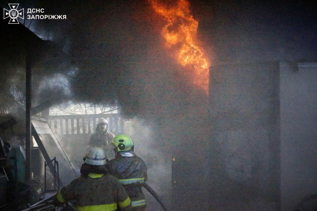 У Запоріжжі вирувала масштабна пожежа - горів склад з пальним на території СТО (фото, відео)