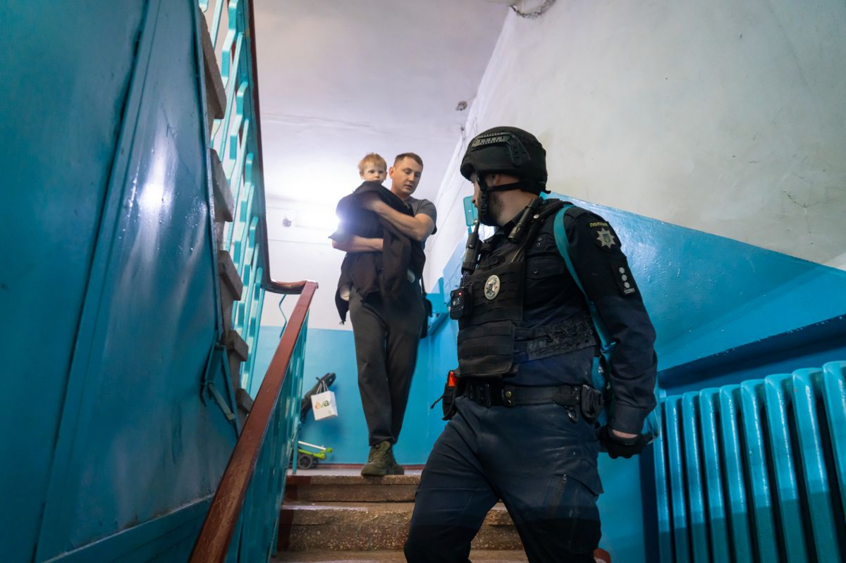 "Мурахи по шкірі, на очах сльози": що розповідають свідки ворожих обстрілів Запоріжжя 17 квітня (відео)