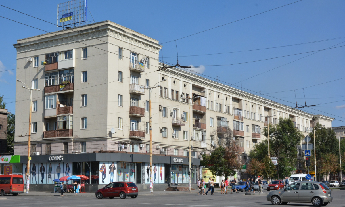 Номенклатурна вишуканість та сталінський комфорт - як на головному проспекті Запоріжжя з'явився будинок керівних кадрів