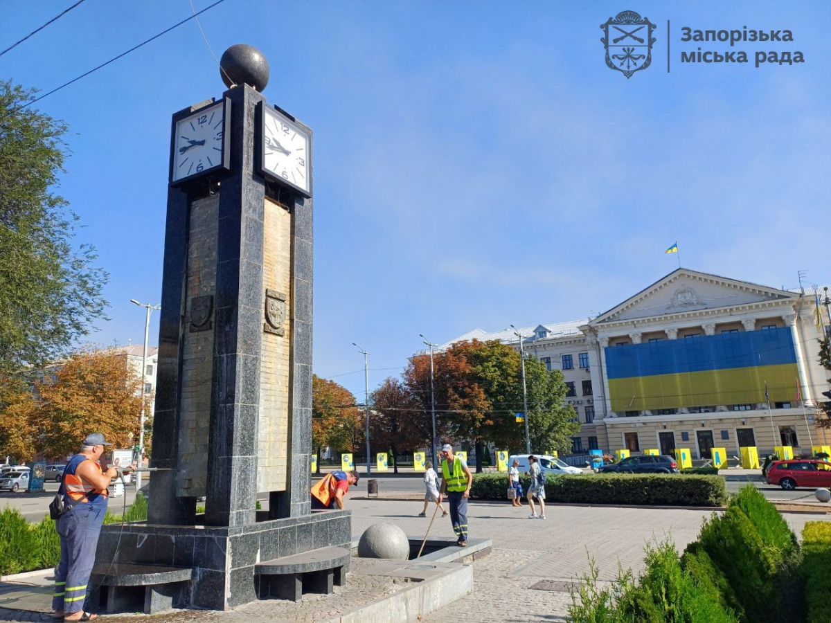 Запоріжці смітять і купаються у фонтанах, кидають пляшки - комунальники привели до ладу "Годинник" (фото)