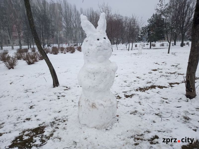 У запорізькому парку з'явився сніговий заєць - фото