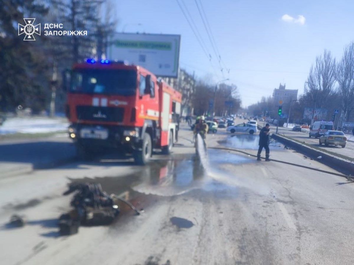 Рятувальники мили дорогу після ДТП - подробиці про аварію, яку сьогодні обговорювали у Запоріжжі (фото)