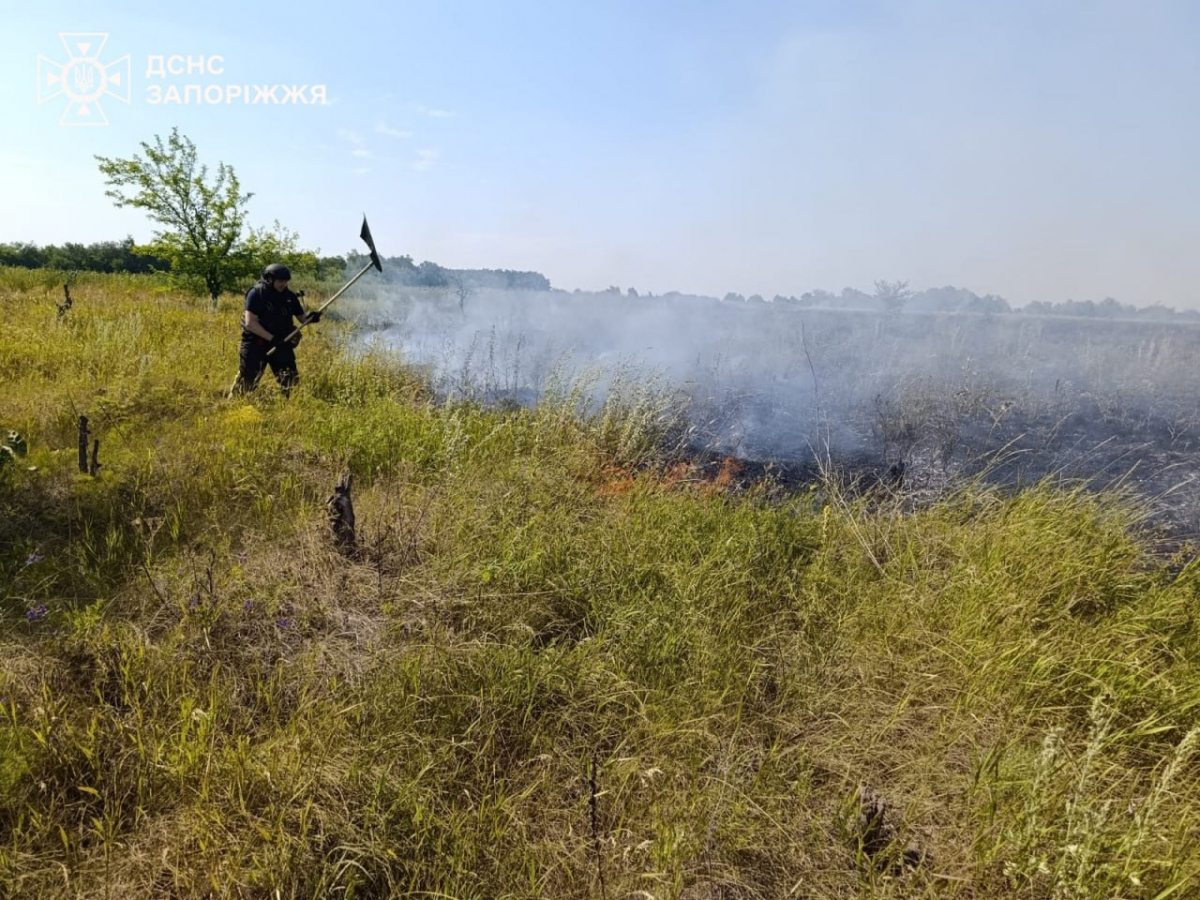  Росіяни авіабомбою знищили лікарню на Запоріжжі: під завалами опинилися медпрацівники (фото)