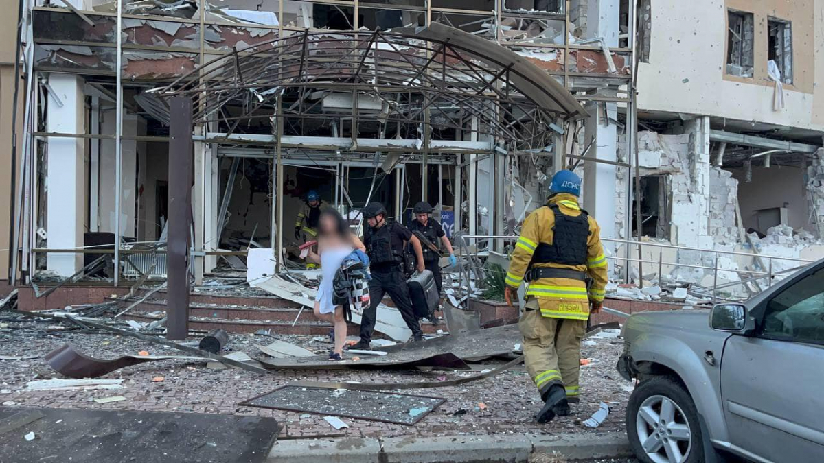 Врятували з-під завалів: у Запоріжжі поліцейські охорони допомогли дівчині евакуюватися зі зруйнованого готелю