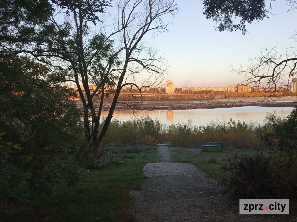 Як виглядало узбережжя Хортиці в останній день жовтня: ексклюзивний фоторепортаж