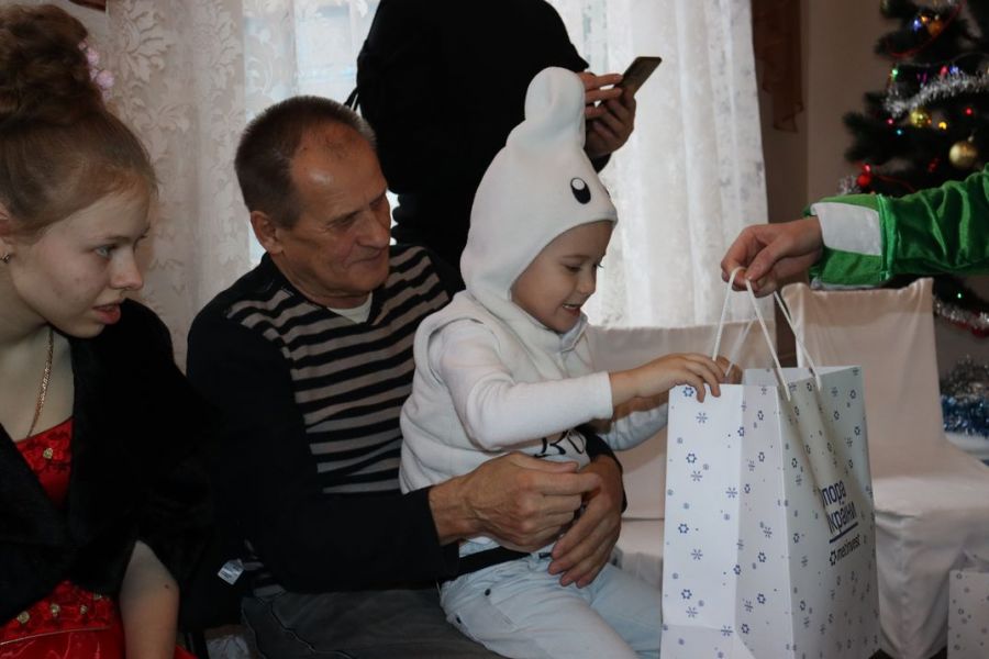 У Запоріжжі Метінвест створив новорічне диво для діточок з реабілітаційного центру