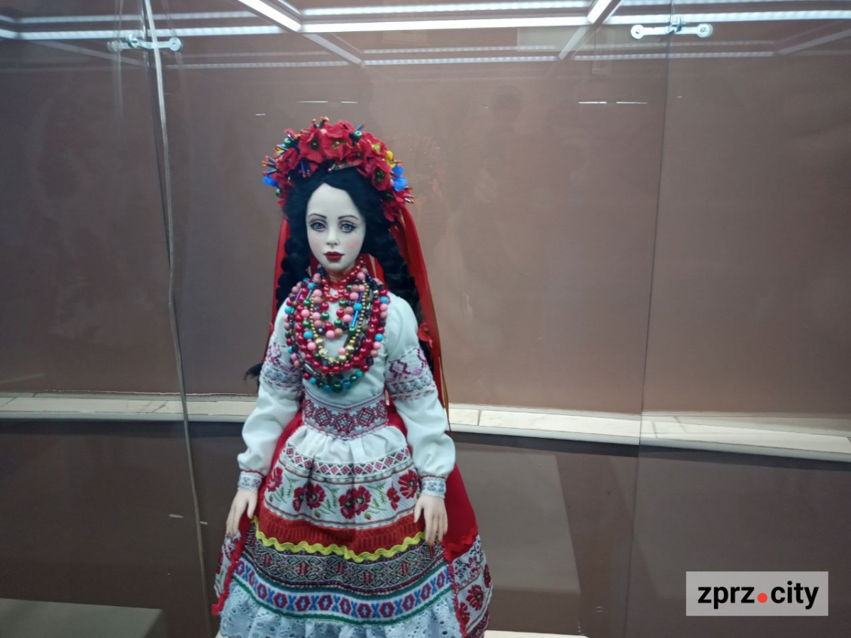 Красуні і чудовиська - у Запоріжжі відкрили виставку ляльок ручної роботи (фото)