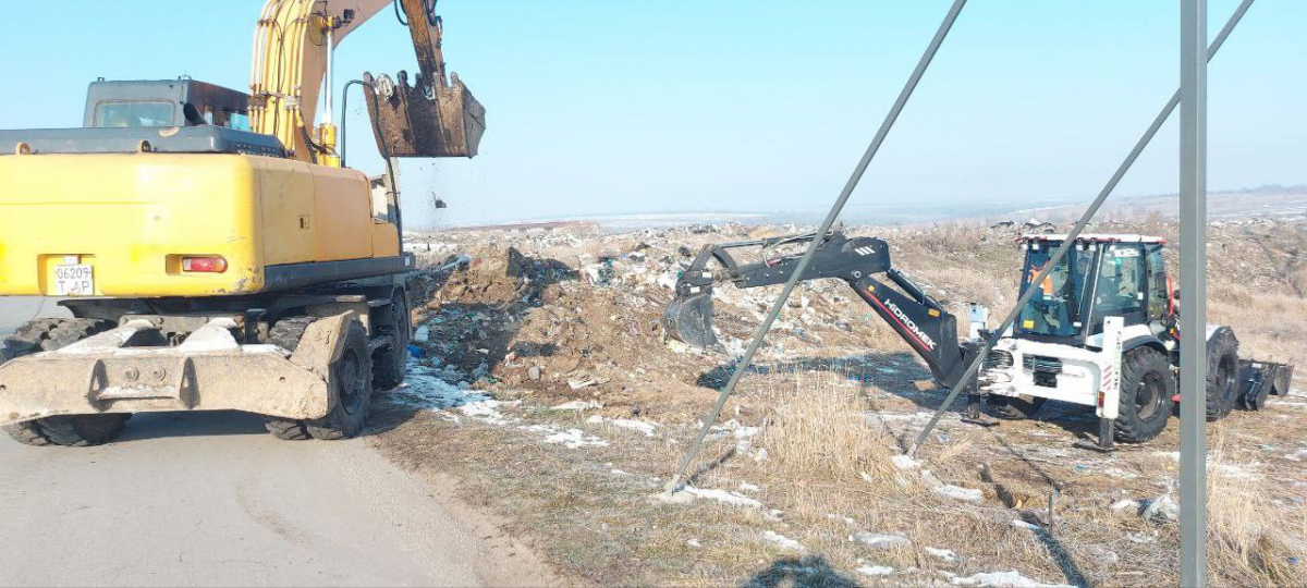 Кінець історії -  між двома селами у Запорізькому районі засипали півстолітнє сміттєзвалище (фото, відео)