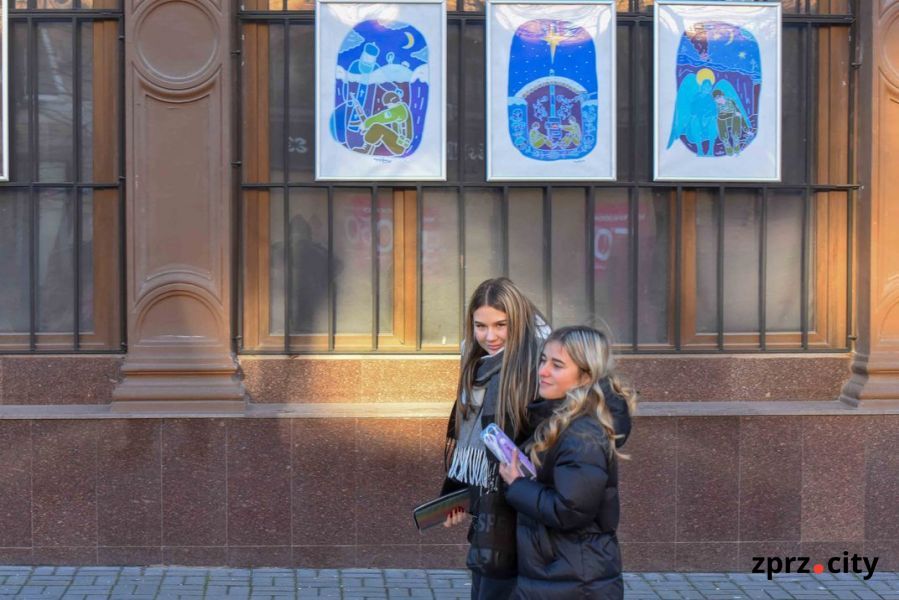 На вулицях Запоріжжя показують воєнні плакати відомого художника - фото