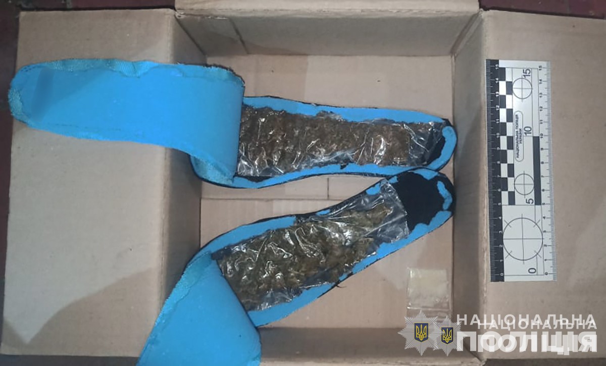 Сховав в устілках для взуття - у Запоріжжі адвокат намагався передати наркотики ув'язненому кримінальному авторитету 