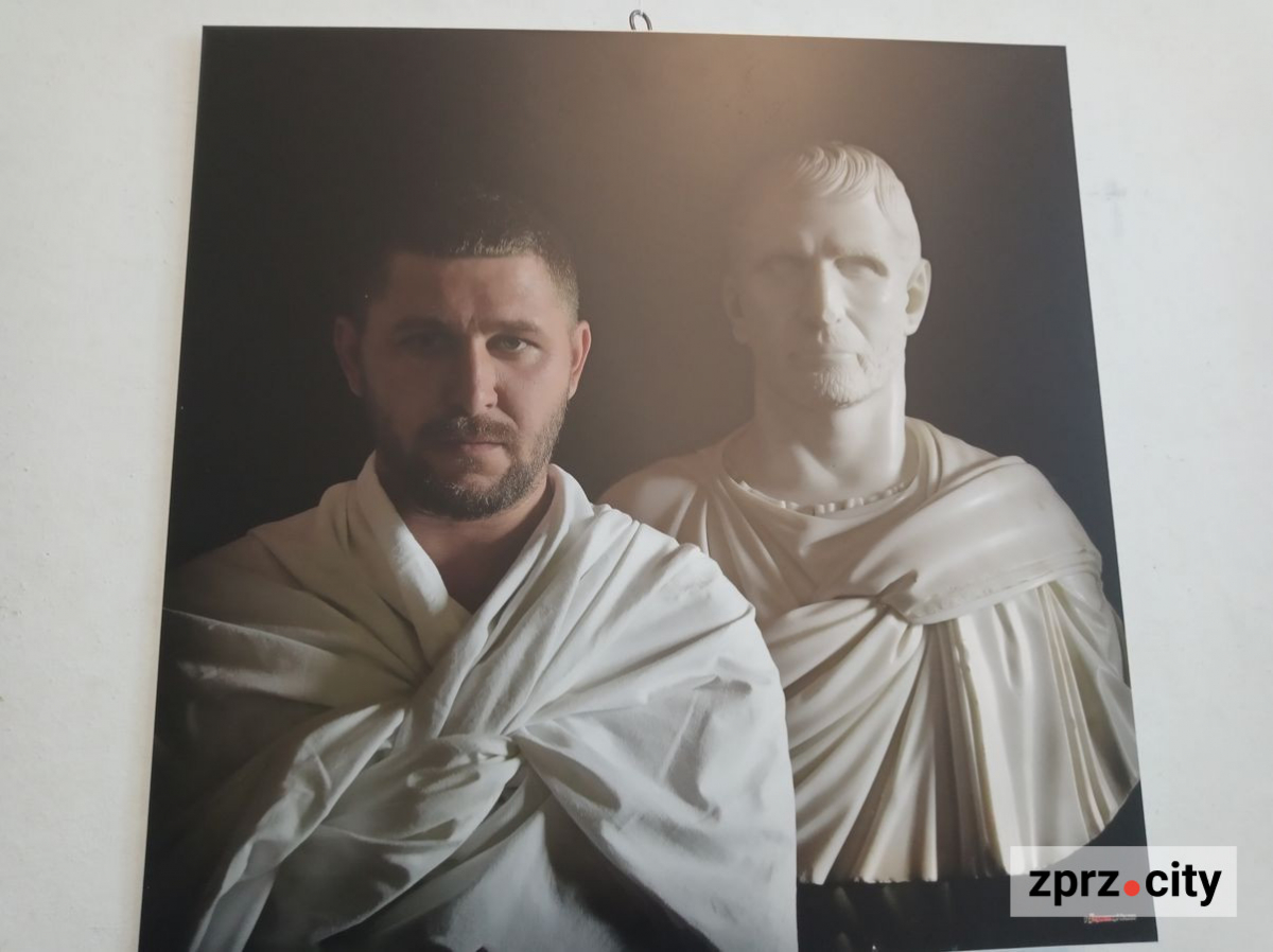 Перетворив людей на скульптури та на історичні постаті – у Запоріжжі відкрили виставку відомого українського фотохудожника