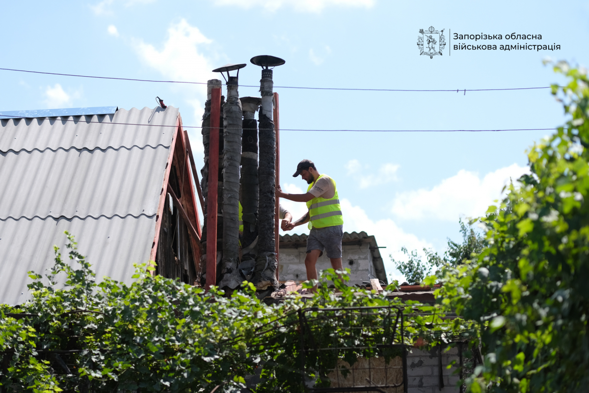 Зруйновані дахи - у Запоріжжі продовжують ремонтувати будинки після ворожого обстрілу 1 липня (відео, фото)