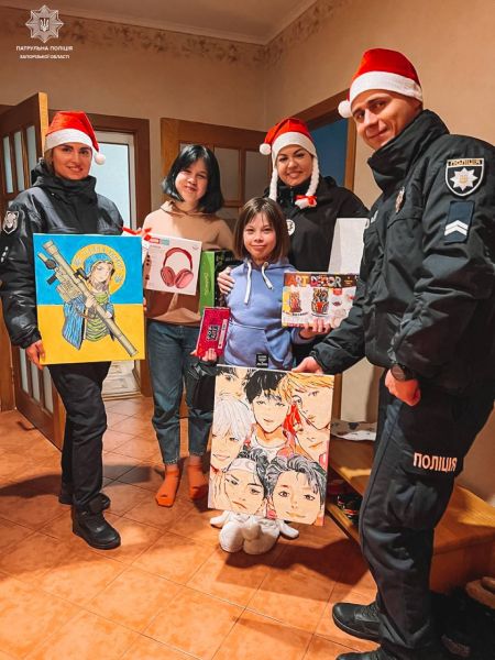 Запорізькі патрульні привітали з Різдвом дітей, які втратили рідних через війну
